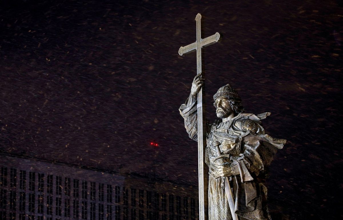 4 de novembro. Um monumento ao príncipe Vladímir, que em 988 tornou o cristianismo a religião oficial na Rússia, foi inaugurado na praça Borovitskaya, no centro de Moscou. A estátua de 17 metros de altura gerou polêmica e inúmeras críticas sobre o seu simbolismo.