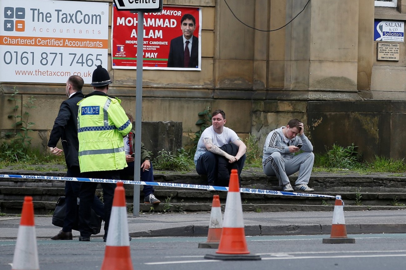 Cordão policial em torno da Arena Manchester nesta terça (23)