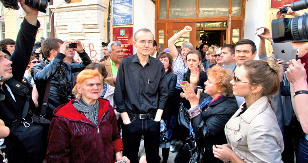 Oleg Schein und seine Anhänger im Zentrum Astrachans. Foto: Kommersant