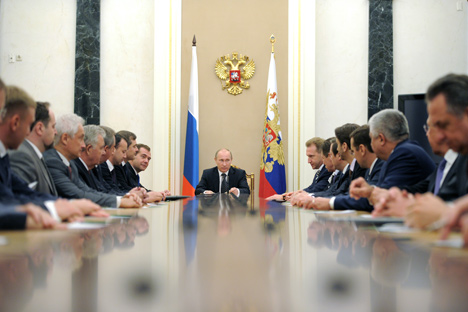 Wladimir Putin und die neue Regierung. Foto: ITAR-TASS
