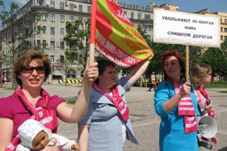 Juni 2011: EGIDA-Aktivistinnen demonstrieren für mehr Kindergeld. Foto: Pressebild