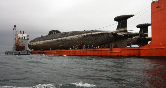 Das russische Bergungsboot „Transschelf“ bringt zwei ausrangierte Atom-U-Boote zur Abwrackung nach Murmansk. Foto: Witalij Ankow/ Ria Novosti