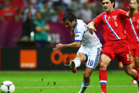 Der griechische Kapitän Giorgos Karagounis schießt den Ball an Juri Schirkow vorbei ins russische Tor. Russland verlor 0:1 und verließ die EM-2012. Foto: www.uefa.com
