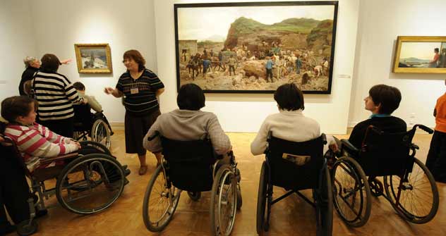 Kunst für alle: Die Firma Liberty bietet Menschen mit Behinderungen die Möglichkeit, Museen und andere Sehenswürdigkeiten zu besuchen. Foto: ITAR-TASS