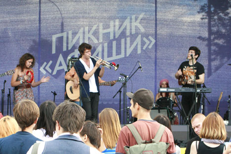 Konzerte, Handmade-Läden, Natur – diese sind die Schwerpunkte des Musikfestivals „Afisha Picknick“ im Moskauer Naturschutzpark Kolomenskoje, das etwa 60 Tausend Menschen sammelte. Foto: Darya Donina/Russland HEUTE