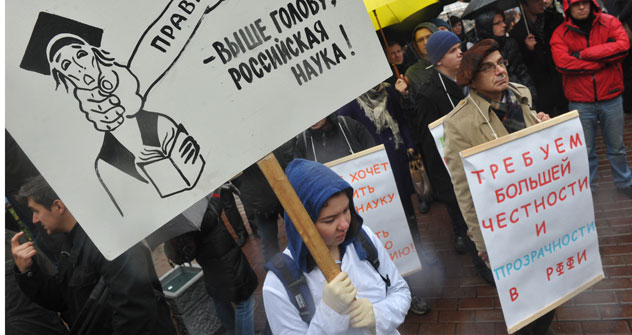 Kopf hoch, russische Wissenschaft, heißt es auf dem Plakat einer demonstrierenden Wissenschaftlerin. Die Forschung ist in Russland unterfinanziert. Foto: RIAN
