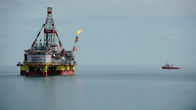 Erdölförderung im Kaspischen Meer. Foto: Michail Mordassow