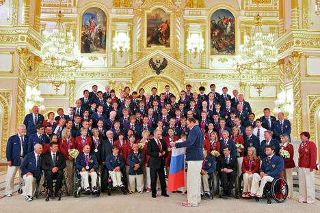 Der russische Präsident Wladimir Putin posiert mit der nationalen paraolympischen Mannschaft im Kreml. Foto: Reuters/Vostock Photo