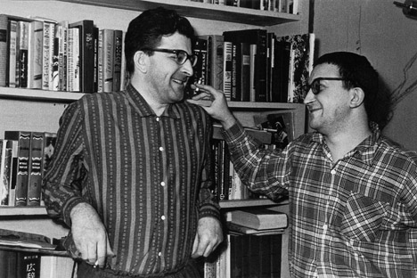 Sowjetische Schriftstellerbrüder Arkadi und Boris Strugatzki. Foto: TASS