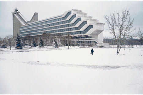 Die Fakultät für Architektur des Polytechnikums Minsk mit überhängenden Hörsalen (W.Anikin,I.Jesman). Weißrussland,1983. Foto: Pressebild.