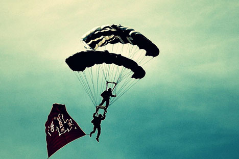 Freier Fall: Der österreichische Extremsportler Felix Baumgartner will den russischen Weltrekord knacken. Foto: Flickr, Paolo Camera.