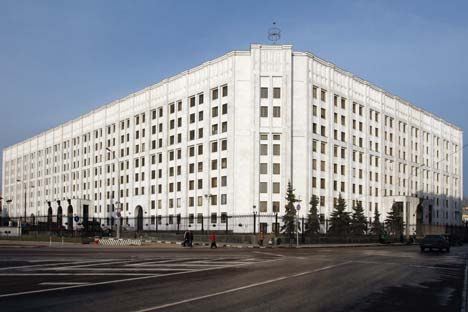 Die Entlassung des russischen Verteidigungsministers Anatoli Serdjukow soll laut dem russischen Präsidenten Wladimir Putin Unvoreingenommenheit bei den laufenden Ermittlungen zur Tätigkeit des Verteidigungsamts sichern. Auf dem Bild: Das Gebäude des 
