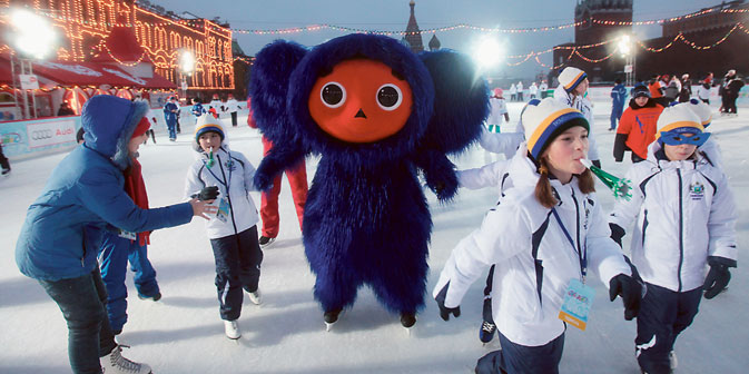 Winterspaß vor den Mauern des Kremls - mit der russischen Trickfilmfigur Tscheburaschka.  Foto: RIA Novosti.