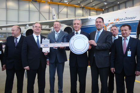 Schlüsselübergabe für den neunen Hangar: Alexey I. Isaikin, Präsident der Volga-Dnepr Group (3.v.l.), mit den Ministerpräsidenten von Sachsen-Anhalt, Dr. Reiner Haseloff (2.v.l.) und Sachsen, Stanislaw Tillich (4.v.l.). Foto: Gernot Borriss 