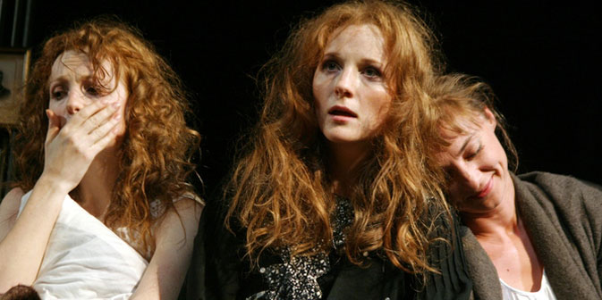 Spielszene aus dem Theaterstück "Drei Schwestern". Foto: Jekaterina Zwetkowa.