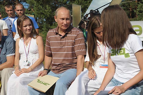 Wladimir Putin mit den Mitgliedern der Jugendbewegung "Naschi". Foto: PhotoXPress
