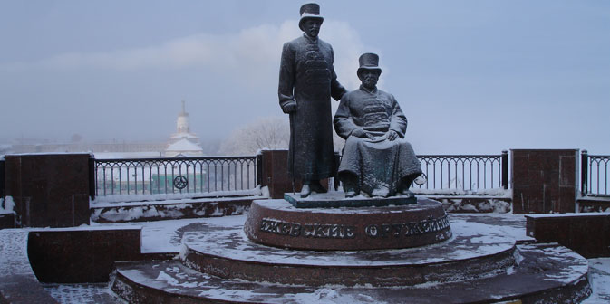 Das Denkmal vor dem „Ischmasch“-Museum zeigt die Werkarbeiter in Ehrentracht. Foto: Alexej Karelsky