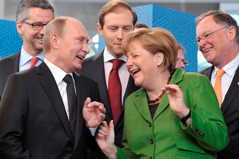 Wladimir Putin und Angela Merkel nach der FEMEN-Attacke. Foto: AP