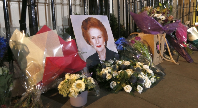  Vor dem Haus der ehemaligen Premierministerin Thatcher legen die Meschen Blumen nieder. Foto: AP
