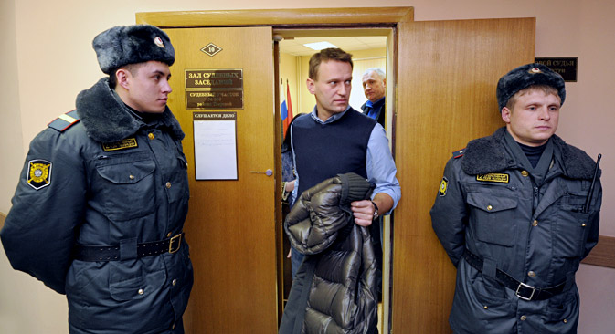 Putin-Gegner Nawalny hatte einen neuen Anwalt mit in die Verteidigung aufgenommen, der sich noch nicht hinreichend mit der Anklageschrift vertraut machen konnte. Foto: Kommersant