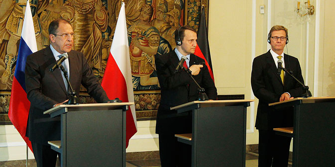 Der russische Außenminister Sergej Lawrow (links) mit seinen Kollegen aus Polen und Deutschland Radoslow Sikorski (in der Mitte) und Guido Westerwelle während des Treffens in Warschau. Foto: AP