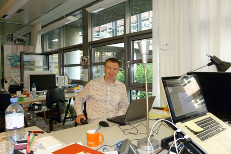 Sergiej Rewakin, Jung-Unternehmer in Berlin, arbeitet beim Inkubator "You is Now" von ImmobilienScout an seinem Start-up cleanberlin.org. Foto: Thomas Keup