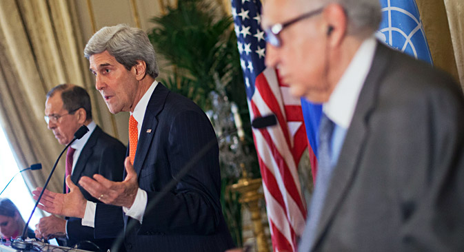 L-R: Der russische Außenminister Sergej Lawrow, der US-Außenminister  John Kerry, der Syrien-Sondergesandte der Vereinten Nationen und der Arabischen Liga Lakhdar Brahimi. Foto: AP