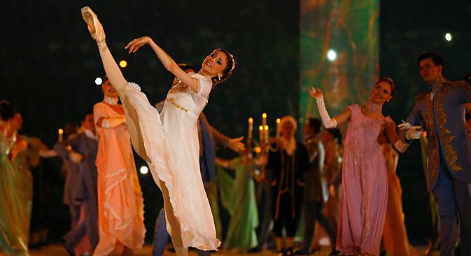 Swetlana Sacharowa tanzte während der Eröffnungsfeier der Olympischen Spiele in Sotschi die Natascha Rostowa. Foto: Reuters