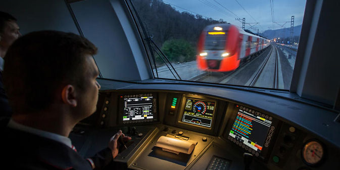 Bahnbauer Siemens muss sich bei weiteren Sanktionen aus Russland zurückziehen. Auf dem Bild: Ein Lokführer des elektrischen Triebwagenzuges "Lastotschka" ("Schwalbe"). Foto: Russische Bahn