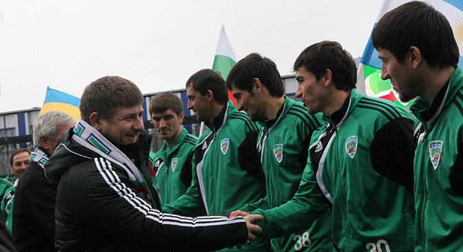 Der tschetschenische Präsident Ramsan Kadyrow begrüßt Spieler von Terek Grosny. Foto: Said Tsarnaev / RIA-Nowosti