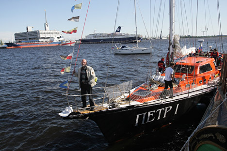 Das russische Segelschiff „Peter I.“ umrundete die arktische Region für ein halbes Jahr, ohne sich durch Eisbrecher unterstützen zu lassen. Foto: ITAR-TASS