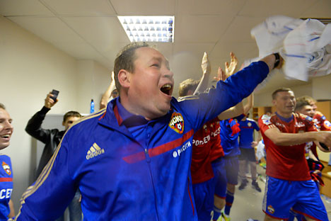Der ZSKA-Trainer Leonid Sluzkij feiert mit seiner Mannschaft den Titel. Foto: Michail Sinizyn/Rossijskaja Gaseta