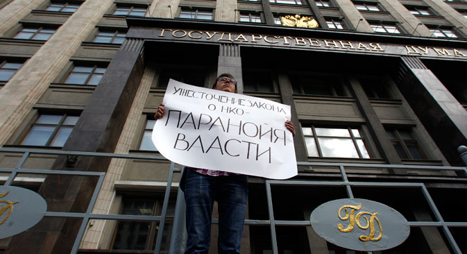 Einsamer Protest vor dem Staatsduma-Gebäude. Die Anschrift lautet: "Die Verschärferung des NGO-Gesetzes ist die Paranoia der Macht". Foto: Reuters