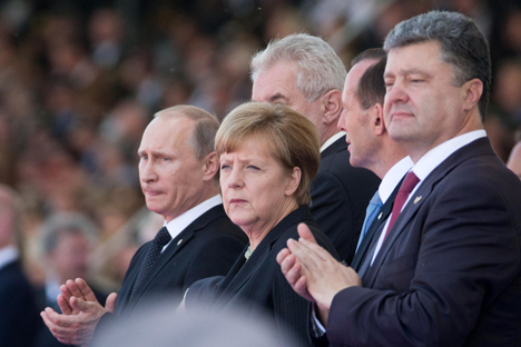 Wenn auch gegen den Willen haben sich Wladimir Putin, Angela Merkel und Petro Poroschenko beim D-Day-Feier in der Normandie endlich getroffen. Foto: Photoshot/Vostock-Photo