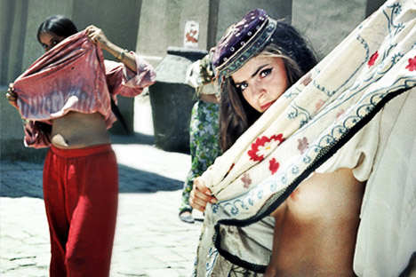 Eine Szene in dem Streifen „Die weiße Sonne der Wüste“ (1970) zeigt Bauchtänzerinnen in einem Harem, die ihre Röcke heben und den Busen entblößen, um ihre Gesichter vor den Soldaten der Roten Armee zu verbergen. Foto: kinopoisk.ru