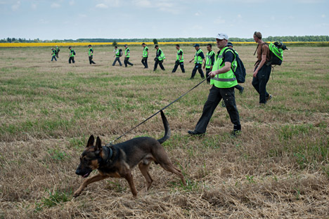 Spezialisten suchen nach weiteren Opfern der Katastrophe von MH17. Foto: AP