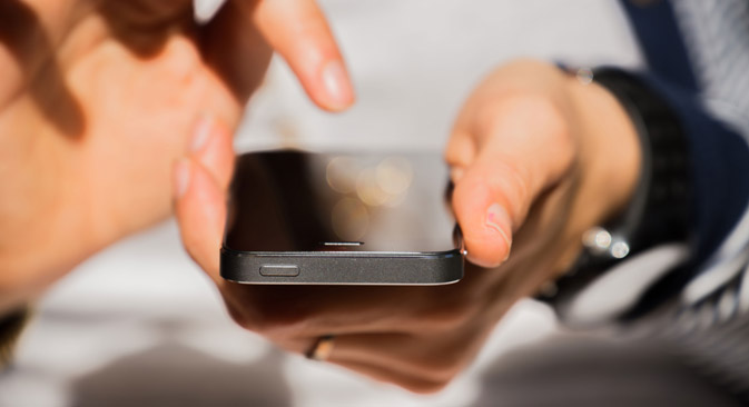 Das Mobiltelefon von Apple hat seine Dünnheit und Kompaktheit auch den chemischen und metallverarbeitenden Industrien in Russland zu verdanken. Foto: Getty Images/Fotobank