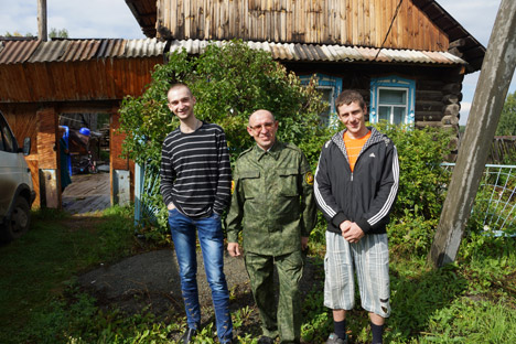 Alexander Sanotschkin (in der Mitte) mit den Flüchtlingen aus der Ukraine vor seinem Ferienhaus in Artjomowskij. Foto: Darja Kesina/RBTH