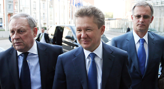 Gazprom hält polnische Erdgas-Rücktransfers in die Ukraine für illegal. Auf dem Bild: Gazprom-Chef Alexej Miller (in der Mitte) vor den trilateralen Energie-Verhandlungen in Brüssel. Foto: Reuters