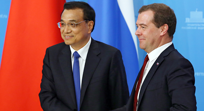 Russland und China haben 38 neue Abkommen beschlossen. Auf dem Bild: Chinas Staatsrat-Vorsitzender Li Keqiang und der russische Ministerpräsident Dmitri Medwedjew während der Schlusspressekonferenz in Moskau am 14. Oktober 2014. Foto: AP