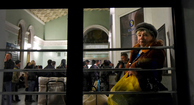 Eine Frau wartet auf den letzten Zug nach Ukraine auf dem Bahnhof von Simferopol. Foto: AP 