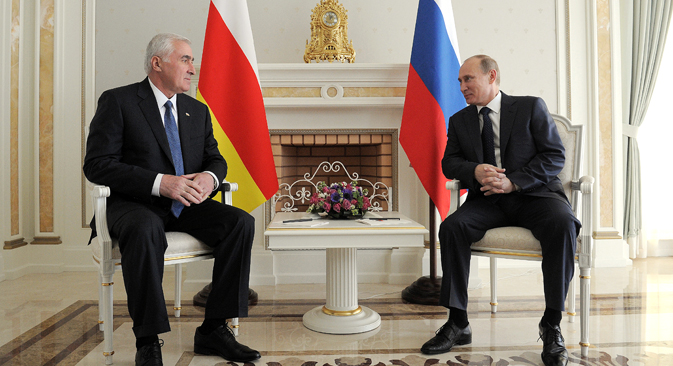 Der russische Präsident Wladimir Putin (R) und der Präsident der von wenigen Staaten anerkannten Republik Südossetien Leonid Tibilow (L). Foto: Alexej Druschinin/RIA Novosti