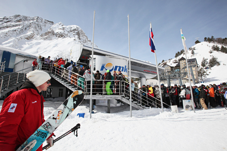 Touristen stehen Schlange am Skilift auf dem Elbrus-Vorland "Jasau". Foto: PhotoXPress