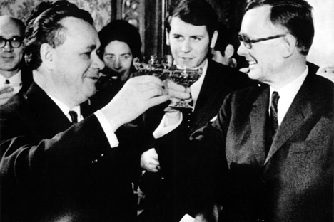 Der sowjetische Außenhandelsminister Nikolai Patolitschew (l.) und Bundeswirtschaftsminister Karl Schiller (r.) nach der Unterzeichnung des deutsch-sowjetischen Handelsabkommens am 1. Februar 1970 in Essen. Foto: DPA/Vostock Photo 