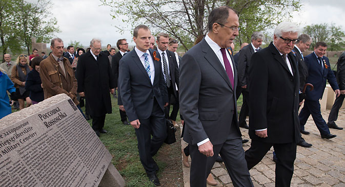 Die Außenminister von Deutschland und Russland Frank-Waler Steinmeier und Sergej Lawrow am Militärfriedhof Rossoschka bei Wolgograd.  Foto: AP