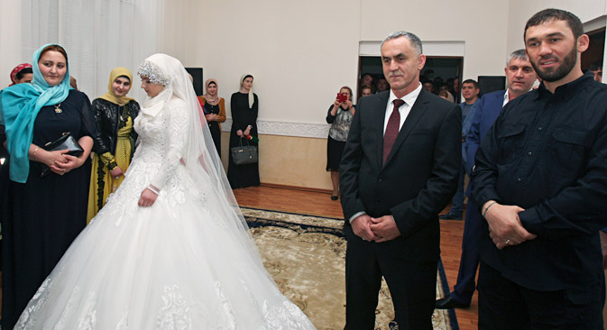Tschetschenischer Polizist Naschud Gutschigow (57) hat am Wochenende die 17-Jährige Cheda Gojlabijewa geheiratet. Menschenrechtler vermuten eine Zwangsehe. Foto: AP