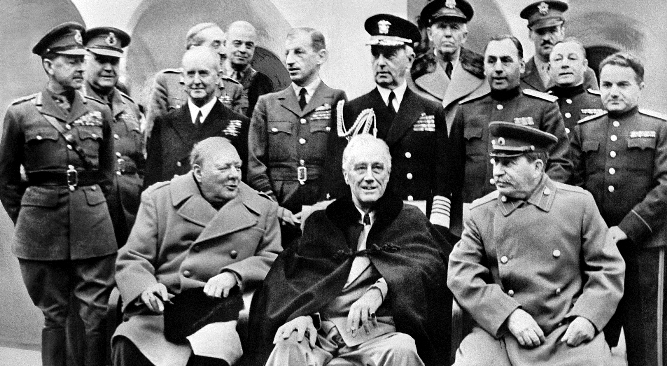 Churchill, Roosevelt und Stalin in Jalta wenige Monate vor Kriegs-ende (v.l.n.r.). Das Treffen wurde 1945 im eigens hergerichteten  Liwadija-Palast abgehalten. Foto: TASS 
