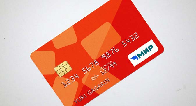 Die neue russische Kreditkarte trägt den Namen Mir (russ. für Welt oder Frieden). Foto: Sergej Fadeitschew/TASS
