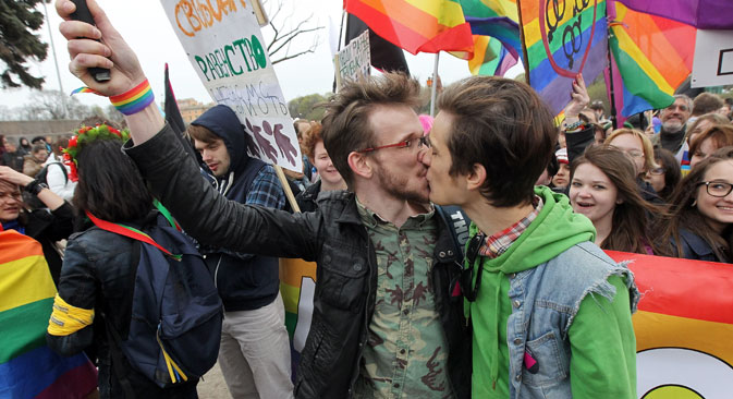 Teilnehmer einer LGBT-Demonstration, die am 1. Mai 2015 in Sankt Petersburg für ihre Rechte eintraten. Foto: Pjotr Kowalew / TASS
