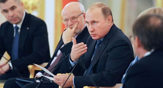 Russlands Präsident Wladimir Putin (Mitte) besucht die Sitzung des russischen Menschenrechtsrates. Foto: EPA